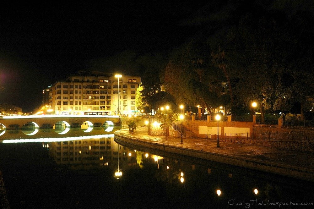 A trip, a photo - Walking around Granada by night
